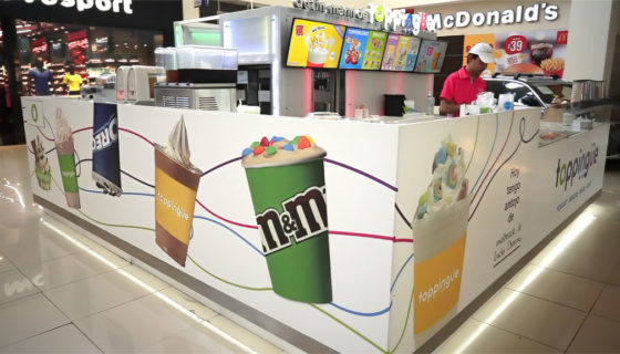 Imagen para isla de centro comercial en vinil digital, protección transparente y suaje.