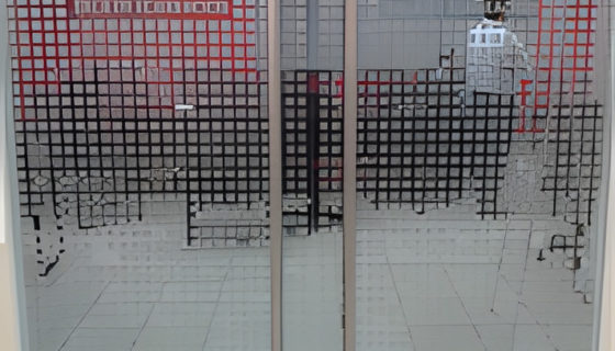 Vinil de corte en estilo esmerilado sobre cristal.