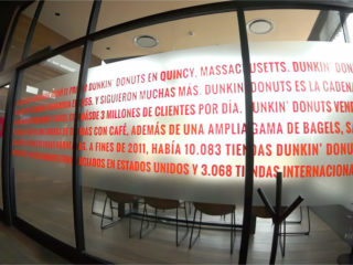 Vinil de corte en letras sobre fondo de vinil con efecto esmerilado sobre cristales.