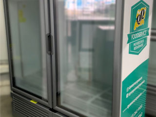 Vinil de corte e impreso para personalización de refrigerador.