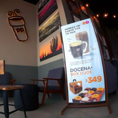 Display elaborado en estructura metálica de PTR y lona para cambios de promoción. Cuadros en Canvas. Logo en Ultraboard de 1/2” con iluminación LED.