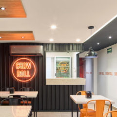 Logotipo de Neón flex LED sobre acrílico de 6mm. Mural de vinil impreso con protección transparente.