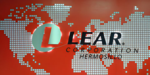 Imagen para recepción con materiales mixtos, vinil de corte y letras individuales de aluminio con luz LED.
