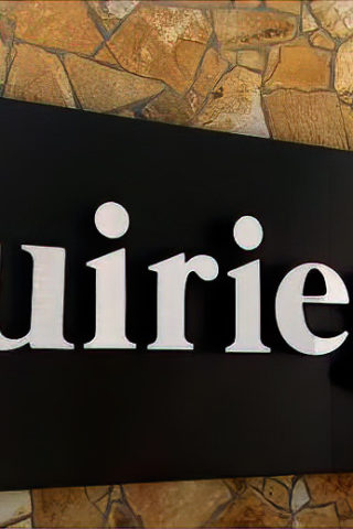 Letras individuales de aluminio con carátulas de acrílico y Silvatrim, iluminación interior LED montado en base de aluminio.