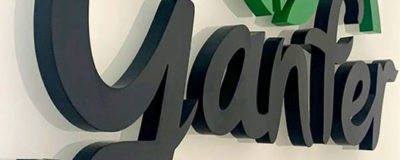 Letras de aluminio con volumen pintadas con esmalte acrílico.