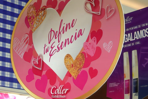 Colgante con impresión de alta calidad en vinil sobre Coroplast suajado.