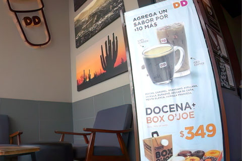 Display en estructura metálica de PTR y lona para cambios de promoción.